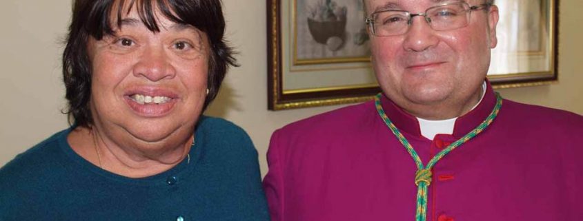 L-Arċisqof Scicluna ma' Tessie residenta tad-Dar tal-Providenza